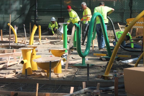 2월14일 미국 캘리포니아 휴우튼 커뮤니티 센터 건설현장에서 인부들이 바쁘게 움직이고 있다. Gazzette photo, Harry Saltzgaver