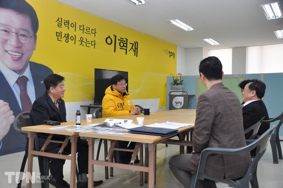 이혁재 후보와 한국주민자치중앙회 관계자들이 이야기를 나누고 있다. [사진=이문재 기자]