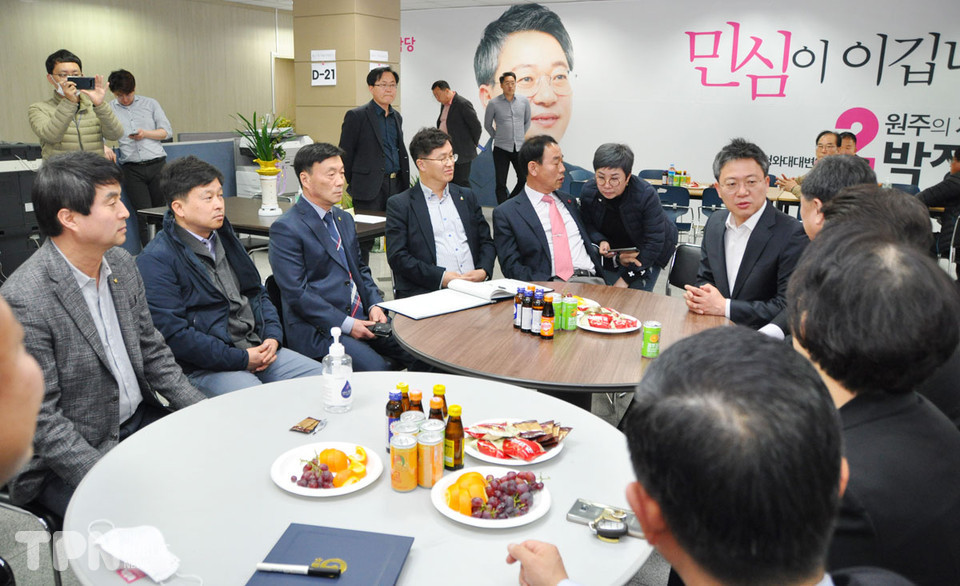 박정하 예비후보가 주민자치 협약 참석자들과 이야기를 나누고 있다. 사진=이문재 기자