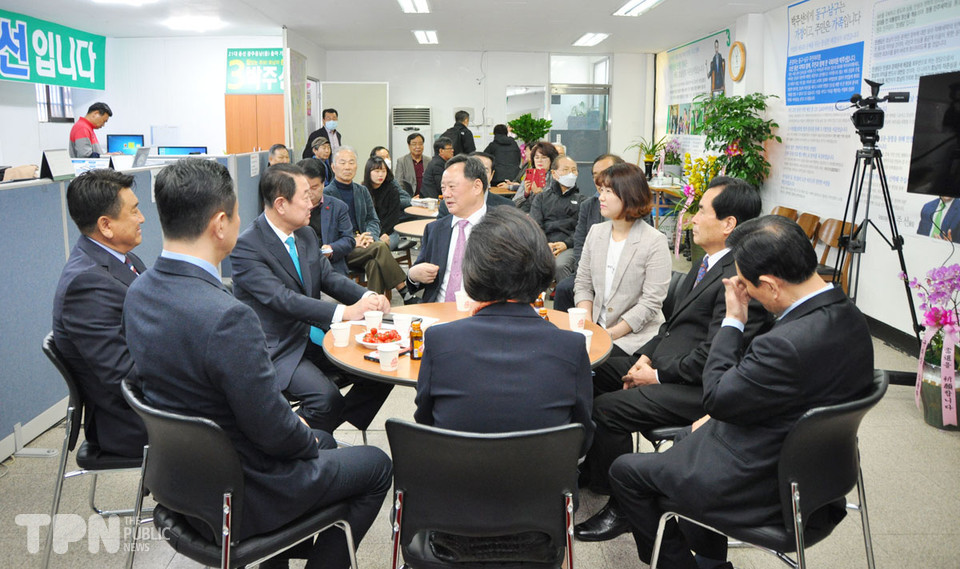 박주선 후보가 한국주민자치중앙회 관계자들과 이야기를 나누고 있다. 사진=이문재 기자