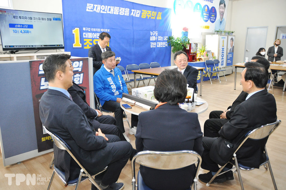 조오섭 후보가 한국주민자치중앙회 관계자들과 이야기를 나누고 있다. 사진=이문재 기자