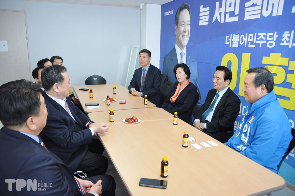 이형석 후보가 한국주민자치중앙회 관계자들과 이야기를 나누고 있다. 사진=이문재 기자