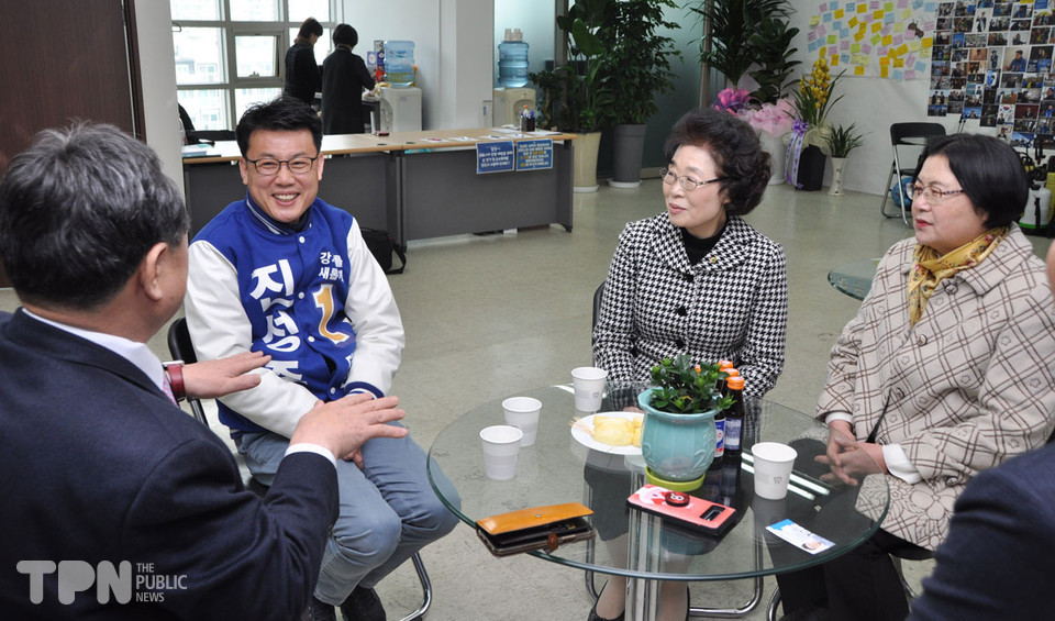 진성준 후보(왼쪽 두번째)가 한국주민자치중앙회 관계자들과 이야기를 나누고 있다. (사진=이문재 기자)