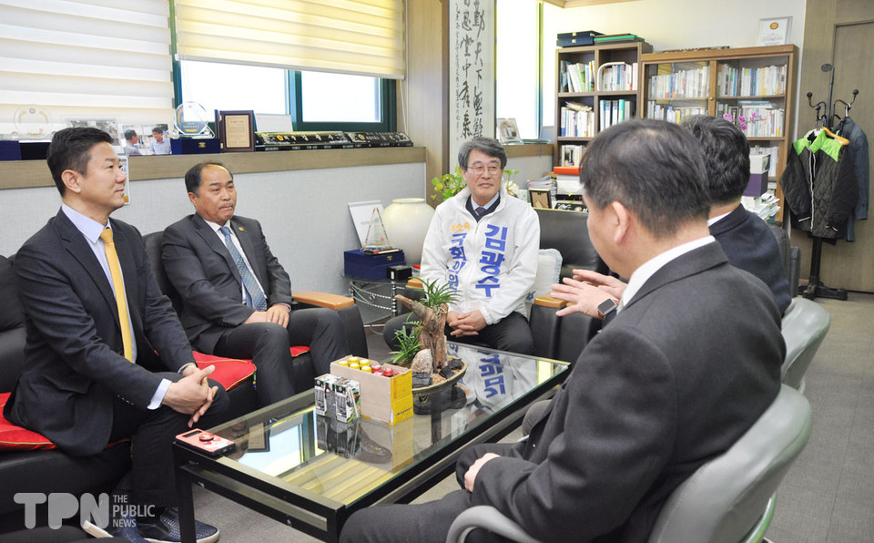 김광수 후보(가운데)가 한국주민자치중앙회 관계자들과 이야기를 나누고 있다. [사진=이문재 기자]