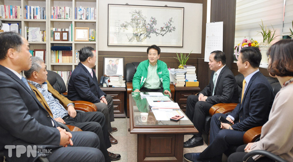정동영 후보(가운데)가 한국주민자치중앙회 관계자들과 이야기를 나누고 있다. [사진=이문재 기자]
