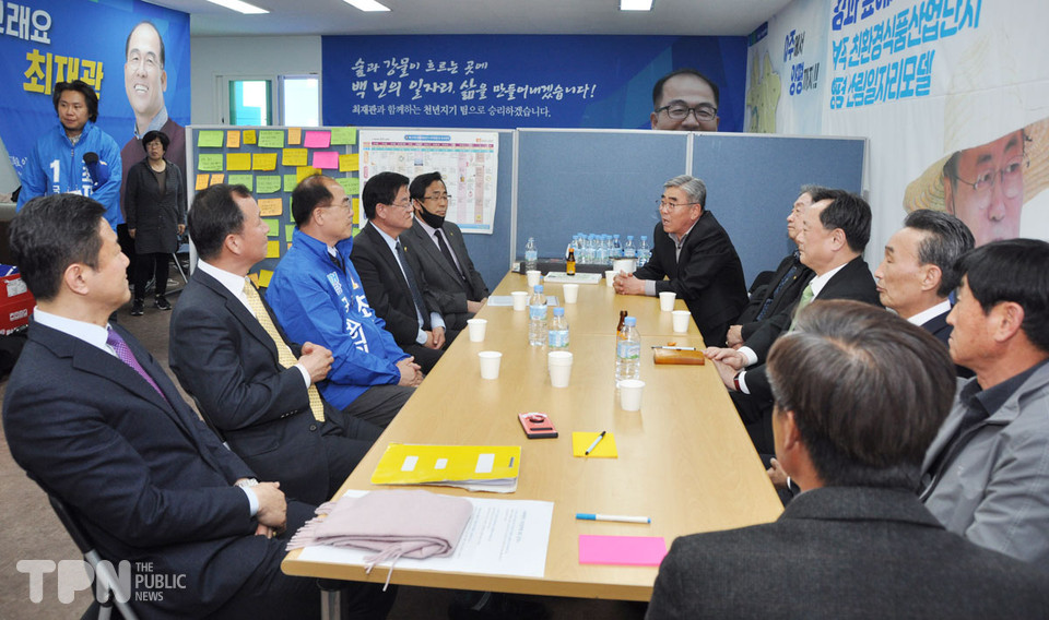 최재관 후보가 한국주민자치중앙회 관계자들과 이야기를 나누고 있다. [사진=이문재 기자]