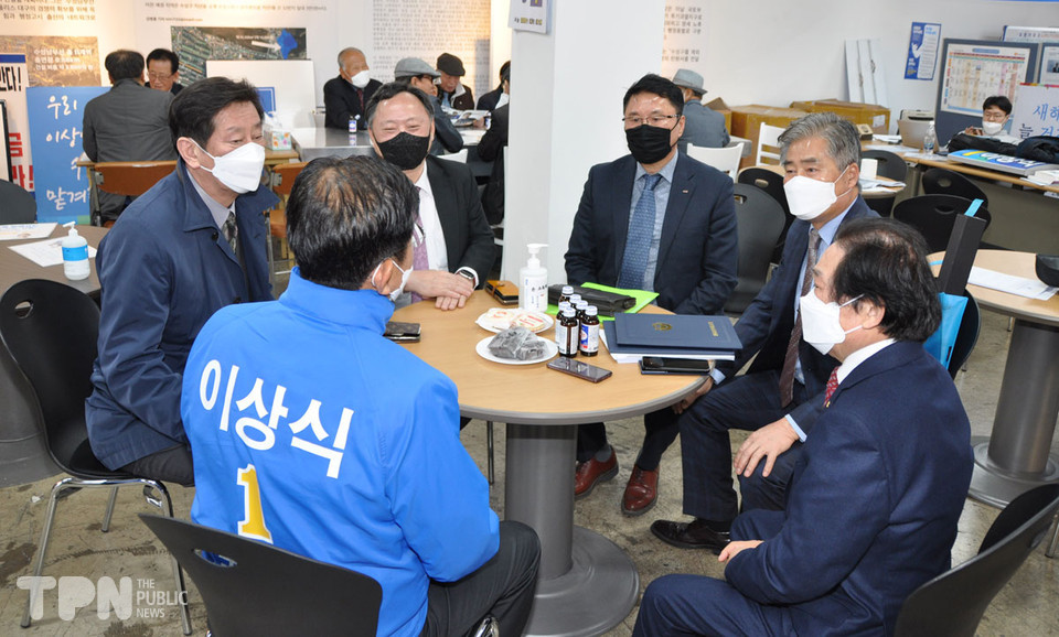 이상식 후보가 한국주민자치중앙회 관계자들과 이야기를 나누고 있다. [사진=한국주민자치중앙회 제공]