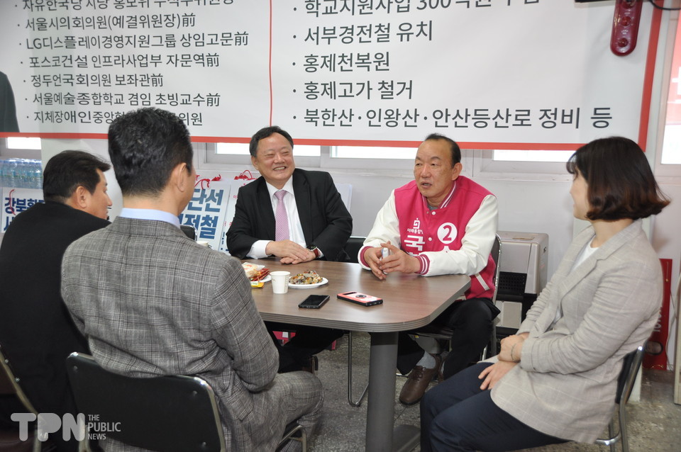 송주범 후보(오른쪽 두번째)가 한국주민자치중앙회 관계자와 이야기를 나누고 있다. [사진=한국주민자치중앙회 제공]