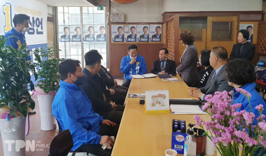 곽상언 후보(가운데)가 한국주민자치중앙회 관계자들과 이야기를 나누고 있다. [사진=한국주민자치중앙회 제공]