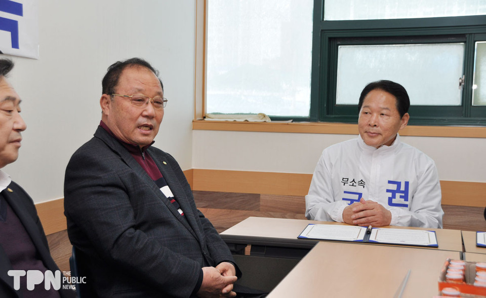 김석모 회장(왼쪽)이 권세도 후보에게 주민자치 현장의 목소리를 전하고 있다. [사진=한국주민자치중앙회 제공]