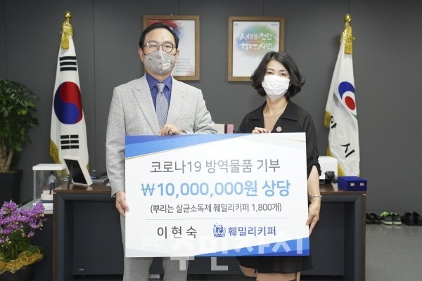 이현숙 한국주민자치여성회의 공동회장이 17일 1천만원 상당의 방역물품을 천안시에 기부했다. 사진=한국주민자치중앙회 제공