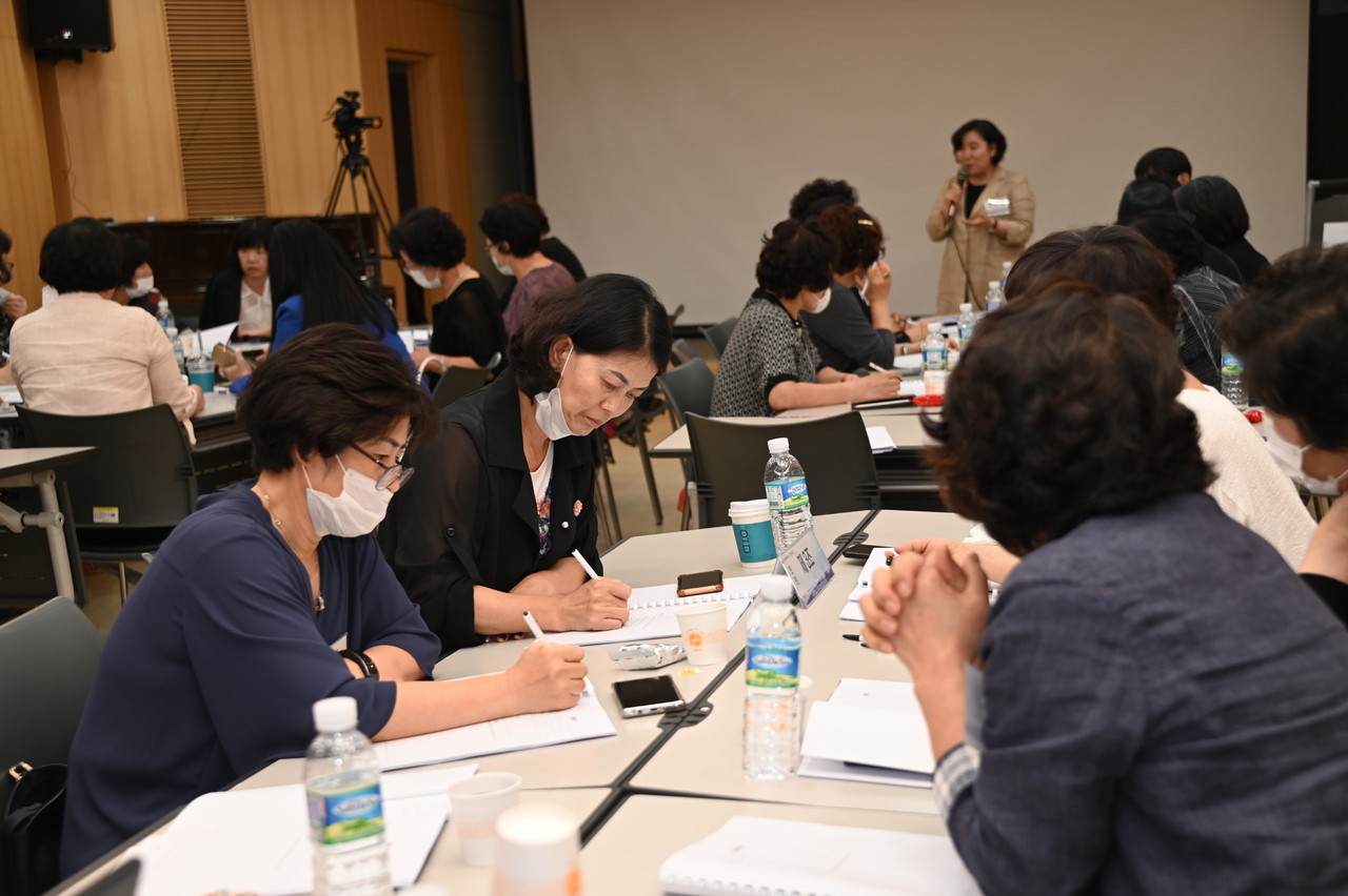 서울특별시주민자치여성회의 워크숍 참석자들이 조별 토의를 하고 있다. 사진=정기호 기자