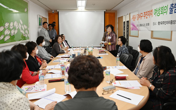 서울시 강서구 주민자치 여성회의가 5월 21일 사단법인 한국주민자치중앙회 사무실을 방문했다. 사진=이문재 기자