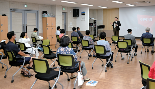 전상직 한국주민자치중앙회 대표회장이 8월 5일 오남읍 주민센터에서 '주민자치란'을 주제로 강의했다