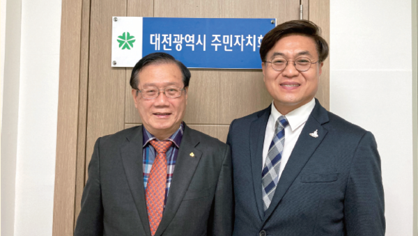 배석효 상임회장(왼쪽)이 대전 주민자치회 사무실 앞에서 최영희 상임이사와 포즈을 취하고 있다.