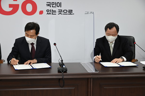 오세훈 서울시장 후보(왼쪽)와 전상직 한국주민자치중앙회 대표회장