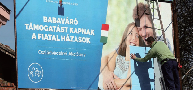 출산율을 높이려는 헝가리 정부 캠페인(“젊은이들의 결혼은 출산 지원을 받습니다”)