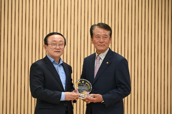 김덕현 연천군수(왼쪽)가 이형규 전 협의회장에게 감사패를 수여했다.