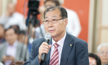 주민자치 활성화를 위한 교육과 조직 지원에 대해 질문을 하고 있는 김상철 김포1동 주민자치위원장이다.