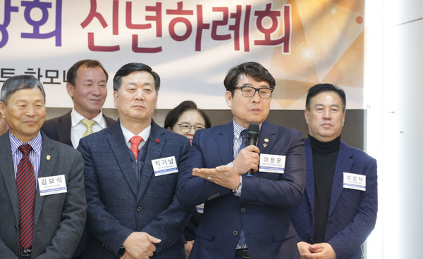 이정운 강원도주민자치회 대표회장(왼쪽 세 번째)이 새해 인사를 하고 있다. / 사진=박 철 기자