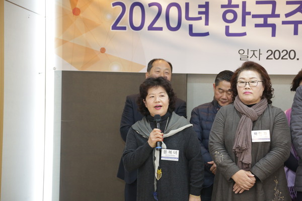 윤복녀 양양군 주민자치협의회장(왼쪽)이 새해 인사를 하고 있다.