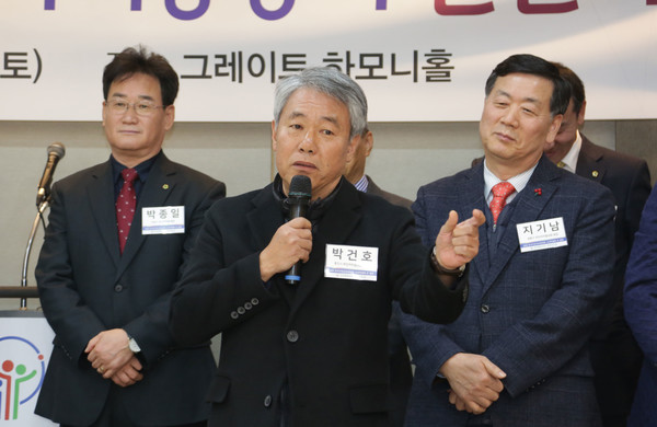 박건호 용인시 주민자치연합회장(가운데)이 새해 인사를 하고 있다. / 사진=박 철 기자
