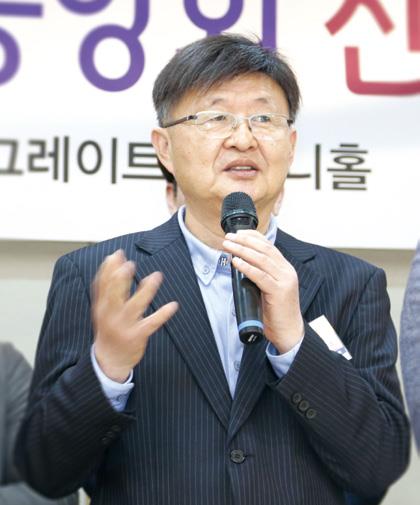 류호익 한국 주민자치 강사회의 공동회장이 인사를 하고 있다. / 사진=박 철 기자
