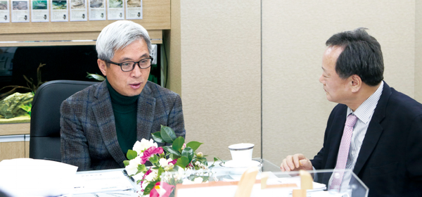 대담을 나누고 있는 곽상욱 오산시장(좌)과 전상직 한국자치학회장. / 사진=박 철 기자